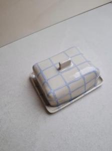 Beurrier élégant avec couvercle bombé lisse, bouton de préhension rond, plateau de service décoratif, finition brillante, rangement de beurre de table élégant - Product Image 4