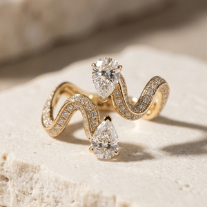 Anillo Étnico Ondulado de Oro Amarillo de 10k, 14k, 18k con Baño de Oro y Dos Diamantes de Laboratorio Brillantes con Corte Pera Engastados en Pavé - Product Image 2