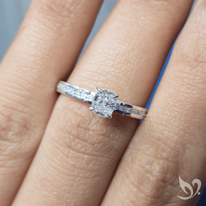 Bague de promesse en or blanc 10K avec diamant de laboratoire taille coussin allongé 0,5 carat, sertie pavé, certifiée IGI - Product Image 5