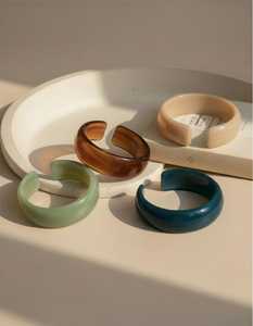 กำไลข้อมือเรซิ่นคริสตัลทันสมัย สีเขียว น้ำตาล น้ำเงิน เบจ ขัดเงา เป็นมิตรกับสิ่งแวดล้อม งานฝีมือเหนือกาลเวลา สำหรับผู้หญิง - Product Image 1