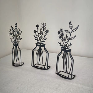 Objet de décoration élégant en métal noir, avec trois motifs de vases à fleurs, idéal pour les tables de salon, de chambre et de couloir, provenant d'Inde. - Product Image 1