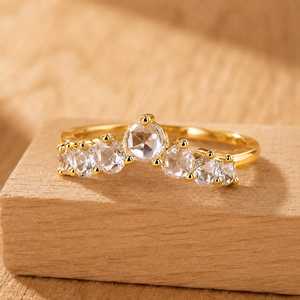 Bague en or massif 10K avec diamant de laboratoire VVS 1 carat couleur E, taille rose ronde, demi-éternité, bande superposable, courbée en chevron, pour mariage - Product Image 4