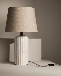Lampe d'appoint moderne en marbre avec design cannelé sculpté avec précision, construction en pierre blanche naturelle, abat-jour en tissu élégant - Product Image 3