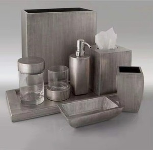 El juego de accesorios de baño de metal más vendido agrega refinamiento y estructura a los diseños de baños. - Product Image 1