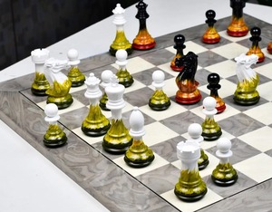 Jeu d'échecs Staunton en bois de qualité supérieure, finition Flame Frost, roi de 4,0 pouces avec deux reines, style tournoi classique au meilleur prix - Product Image 2