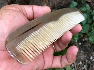 ZONE DE ARTESANÍA Peine Desenredante Moderno y Ecológico de Cuerno de Búfalo Natural Hecho a Mano, con Forma de Peine, Decoración para Bodas del Uttar Pradesh - Product Image 1