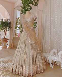 Meilleure qualité brodé à la main fantaisie Lehenga soie Net tissu indien et pakistanais vêtements fans pour la fête de mariage porter pour les adultes - Product Image 1