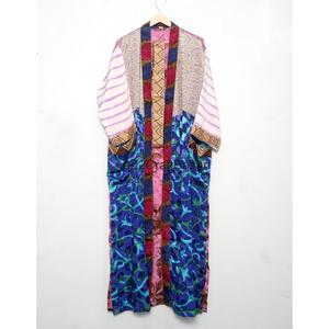 Robe de nuit kimono en soie patchwork vintage indienne faite à la main pour femmes, col en V, fermeture à cordon, longueur intégrale, manches trois quarts - Product Image 6