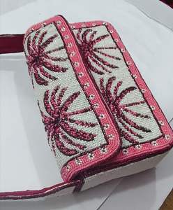 Sac à bandoulière artisanal en perles de rocaille roses motif palmier, sac à rabat en perles de verre motif île tropicale, sac à main tendance pour femme, été, plage - Product Image 1