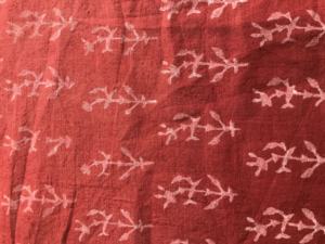 Tissu imprimé à la main 100% coton, base rouge, motif floral Buti blanc |   Vente en gros à Jaipur - Product Image 4