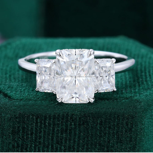 Conjunto nupcial Incoloro Corte radiante Moissanite Aniversario Tres piedras Conjunto de cuatro puntas Anillo de diamantes - Product Image 1