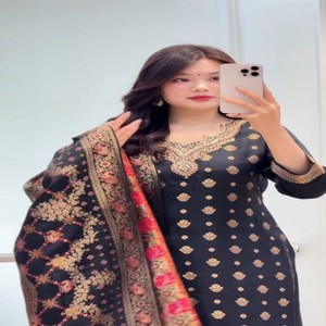 Ensemble de vêtements traditionnels pour femmes VASTRA COTTAGE en tissu de verre, avec haut, pantalon et dupatta, tissage jacquard Zari fait main, pour occasions festives, toutes saisons - Product Image 2