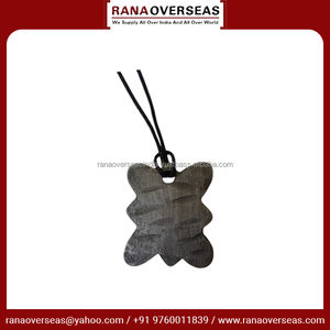 Collier pendentif en métal en gros de qualité supérieure Finitions uniques durables et parfait pour un usage quotidien Option cadeau unisexe - Product Image 3