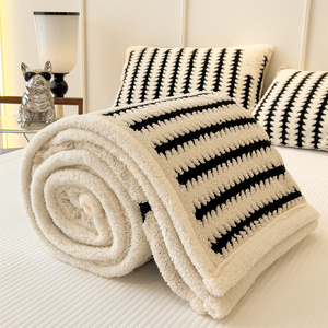 Manta de Felpa Coral Gruesa, Cálida para Invierno, Doble Capa, Cationica, con Rayas, para Sofá o Cama - Product Image 4