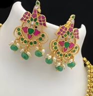 Jadau clásico con piedras Kundan chapado en oro conjunto de colgantes de la mejor calidad con collar y pendientes de aspecto de perla para uso de boda - Product Image 2