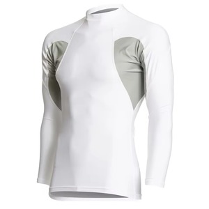 Camiseta de compresión deportiva para hombre, ideal para deportes acuáticos, entrenamientos en el gimnasio y actividades al aire libre, con material y diseño transpirables. - Product Image 3