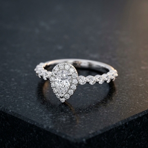 Anillo de compromiso de oro blanco de moda con diamante de laboratorio talla pera, halo de púas compartidas y banda de diamantes de corte redondo con detalles de burbujas - Product Image 1