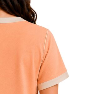เสื้อยืดแขนสั้นคอวีสีเบจพีชสำหรับผู้หญิง ปักลายผีเสื้อ แต่งขอบตัดกัน รับทำโลโก้ เสื้อผ้าแฟชั่นลำลองขายส่ง - Product Image 6