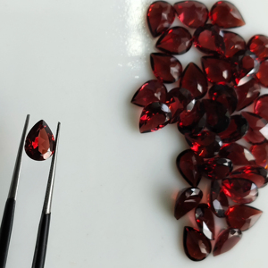 Granate Rojo Natural de 8x6MM, Corte Pera, Gema Suelta de la Mejor Calidad para Joyería - Product Image 1