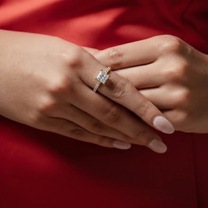 Nouvelle conception Bague Princesse et Solitaire à taille ronde avec bande pavée, Bague Solitaire en Diamant de laboratoire en Or Jaune 18 carats - Product Image 3