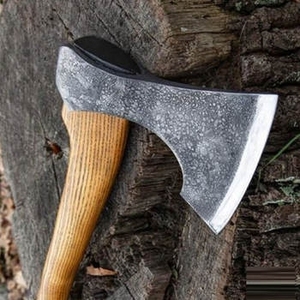 Hacha de doble hoja de acero con alto contenido de carbono y mango de madera industrial, multifuncional para exteriores, montaña, camping y supervivencia. - Product Image 4