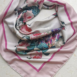 Écharpe carrée en satin de soie personnalisée pour filles avec motif de nœuds, en soie de mûrier ultra douce, taille et couleur personnalisables - Product Image 6