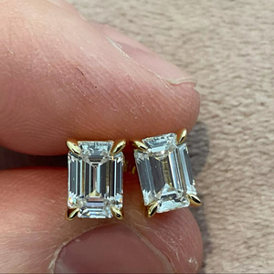 Pendientes solitarios de moissanita con corte esmeralda para mujer, chapados en oro con plata de ley 925, pendientes de regalo para boda o promesa. - Product Image 1