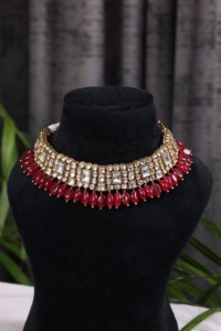 Parure de bijoux de mariage de luxe tendance pour femme : collier plaqué or 22 carats avec strass en cristal et boucles d'oreilles à perles rouges serties en canal de coupe ovale - Product Image 5