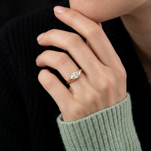 Anillo Solitario de Diamante Marquise de 2 Quilates con Bisel de Oro de 14K de Lujo, Diseño Minimalista, Joyería Hecha a Mano - Product Image 5