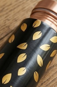 Botella de Agua Negra Moderna con Diseño de Hojas Doradas, Tapa de Cobre, Portátil, para Viajes, Diseño Metálico - Product Image 3