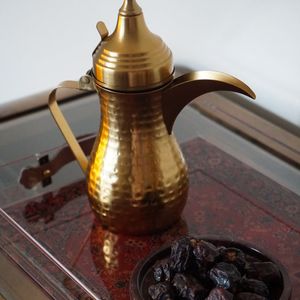 Cafetera y tetera de metal con diseño moderno, elegante y decorativa para servir café, ideal para decoración de mesa de lujo. - Product Image 6