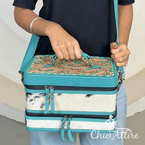 Sac de voyage cosmétique en cuir véritable fait main de qualité supérieure avec bandoulière, boîte à bijoux double étage en cuir de vachette à poils - Product Image 1