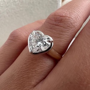 Bague de fiançailles Art Déco élégante en or massif 14k/18k bicolore, sertie de diamants de laboratoire en forme de cœur, monture à griffes, certifiée IGI - Product Image 4