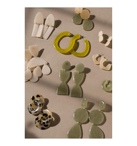 Pendientes de Resina Hechos a Mano Azul Cielo, Elegantes Pendientes de Resina con Flor de Orquídea, Joyería de Resina con Toque Natural, Pendientes de Resina Hechos a Mano con Diseño de Atardecer - Product Image 6