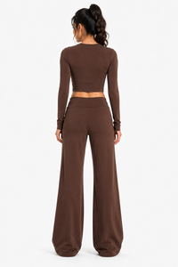Ensemble de yoga 2 pièces personnalisé avec logo OEM pour femme : haut court à manches longues et col rond, pantalon de survêtement large – Tenue de sport et de gym - Product Image 2