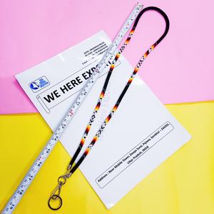 สร้อยคอประดับลูกปัดหลากสีสัน ทำด้วยมือ พร้อมบัตรประจำตัว แสดงออกถึงดีไซน์ที่มีชีวิตชีวาของช่างฝีมือ และแบรนด์ที่เป็นมืออาชีพ ใส่แล้วดูดีอย่างมีสไตล์ - Product Image 5