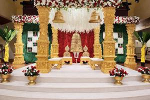 Mandap Redondo de Madera para Bodas Indias Gujarati, Decoración Moderna y Lujosa con Estatua Floral de Ganesha, EE. UU. - Product Image 6