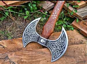 Hacha vikinga de doble hoja hecha a mano con cabeza de acero al carbono grabada con motivos nórdicos y mango de madera decorado - Product Image 4