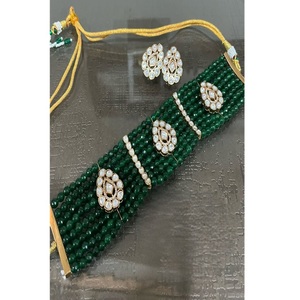 Magnifique ensemble collier ras-du-cou et boucles d'oreilles de luxe en laiton plaqué or de qualité supérieure, orné de perles, de moissanite et de doublets Kundan, idéal pour les mariages - Product Image 1