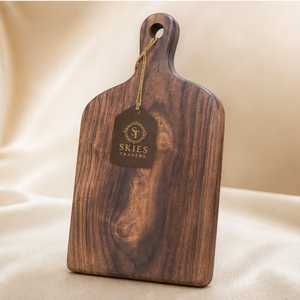 Tabla de cortar grande cuadrada de madera de nogal con asa para carne, frutas, queso y como plato para servir. - Product Image 6