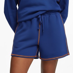 Shorts pour femmes en tricot bleu uni avec cordon de serrage à la taille et surpiqûres orange, coupe décontractée et sportive, taille mi-haute, respirant - Product Image 1