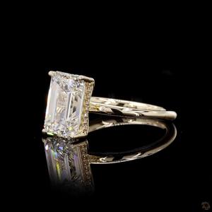 Bague de fiançailles solitaire en diamant de laboratoire taille émeraude de 4,52 carats en or jaune 14 carats, demi-éternité, bijoux de mariée - Product Image 1