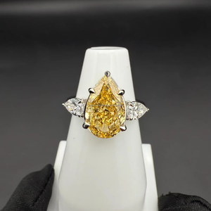 Anillo de Diamantes Amarillos con Corte de Pera y Diamantes Laterales en Oro Blanco, Anillo de Compromiso de Lujo, Elegante Joya Fina para Regalo - Product Image 4