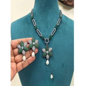 Conjunto de Collar y Aretes de Latón Plateado de Primera Calidad, Joyería para Mujer, Regalo para Boda, Compromiso o Fiesta - Product Image 1