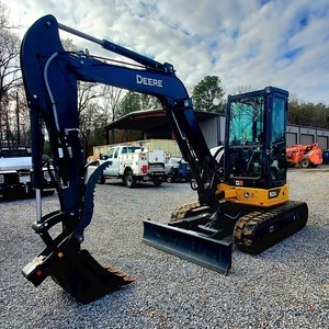 Mini-excavatrice compacte sur chenilles John Deere 50G, robuste, durable, hydraulique et performante pour les travaux de construction, d'agriculture et d'aménagement paysager. - Product Image 1