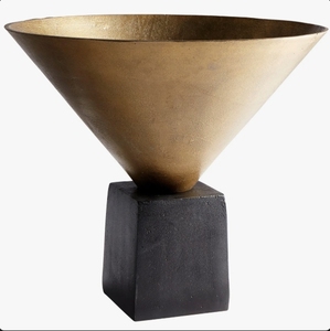 Jarrón de Metal Dorado en Forma de Cono sobre Base Cuadrada Negra - Centro de Mesa Art Deco Hecho a Mano y Ecológico para Decoración de Hogar de Lujo - Product Image 1