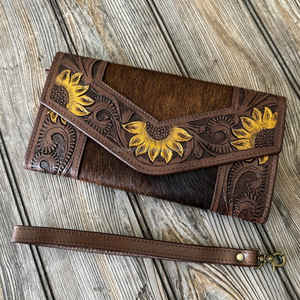 Pochette en cuir artisanale motif tournesol floral western avec dragonne - Product Image 3