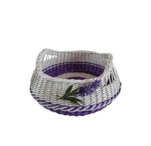 Panier en rotin blanc et violet polyvalent avec détails floraux, tissé à la main, bac de rangement décoratif pour la décoration intérieure - Product Image 1