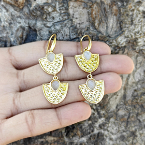 Pendientes de gancho con piedra lunar blanca doble tallada en forma de rombo, de latón macizo chapado en oro de 18k, joyería de moda al por mayor, pendientes de diseñador. - Product Image 5