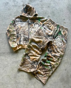 Conjunto de sudadera con capucha y pantalones deportivos con estampado de camuflaje personalizado para hombre, conjunto de chándal de felpa gruesa, ropa deportiva urbana con logotipo personalizado. - Product Image 1